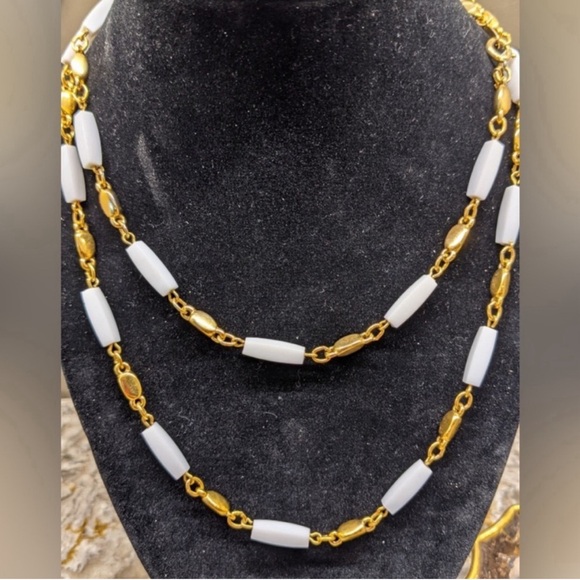 Vintage Crown Trifari White and Gold Necklace - Picture 4 of 6